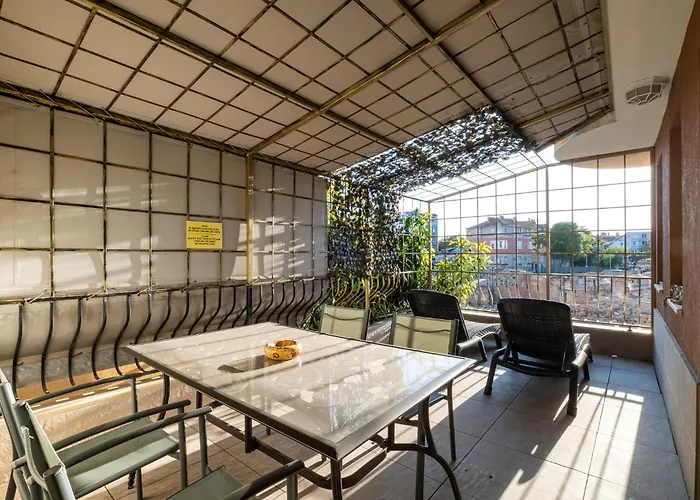 Thermae 2bdrm Sunny Apartment Warna