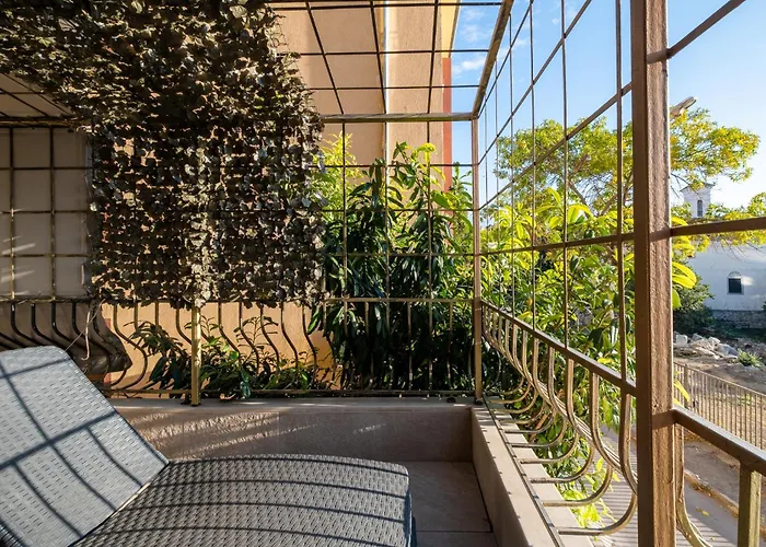 Thermae 2bdrm Sunny Apartment