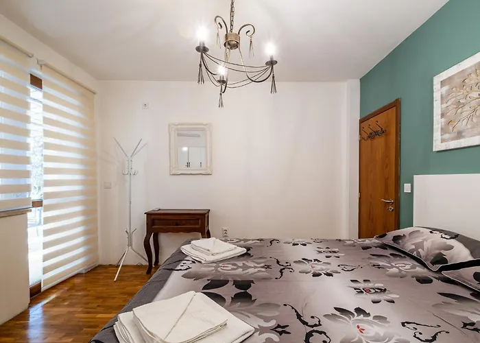 Thermae 2bdrm Sunny Apartment